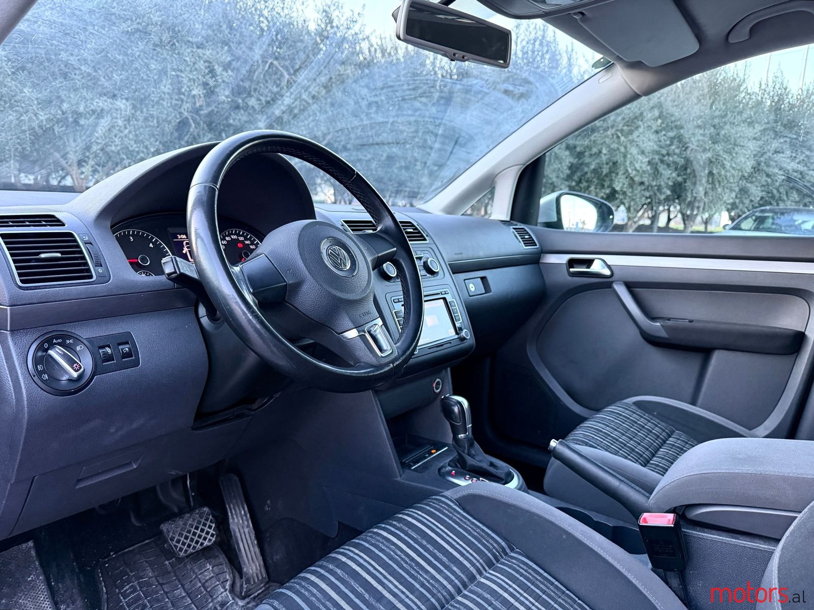 2012' Volkswagen Touran photo #2