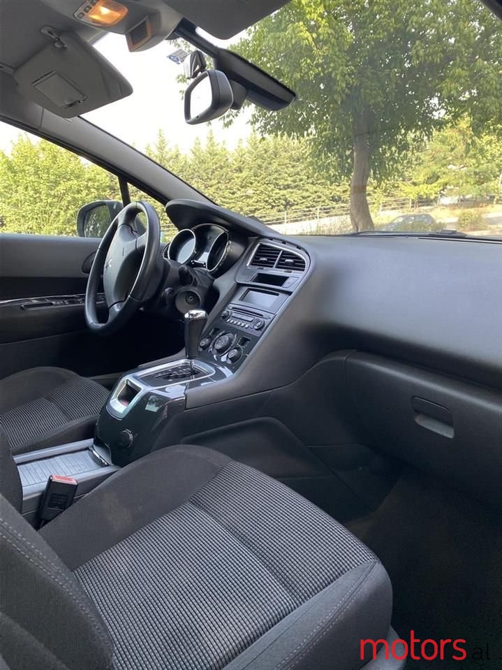 2010' Peugeot 5008 photo #6