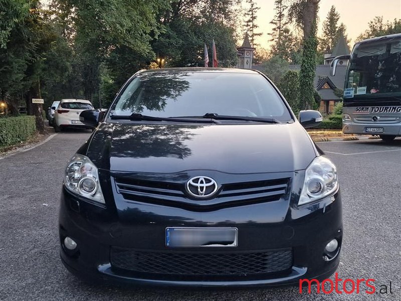 2012' Toyota Auris photo #1