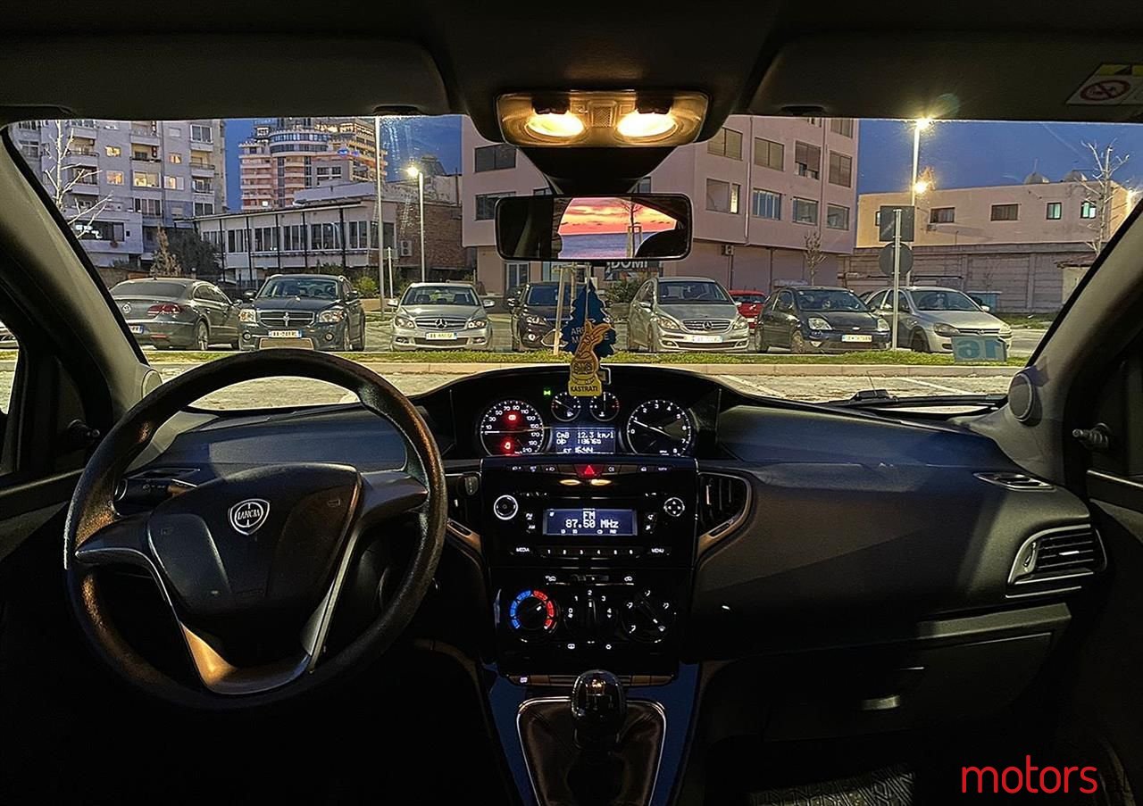 2014' Lancia Ypsilon photo #2