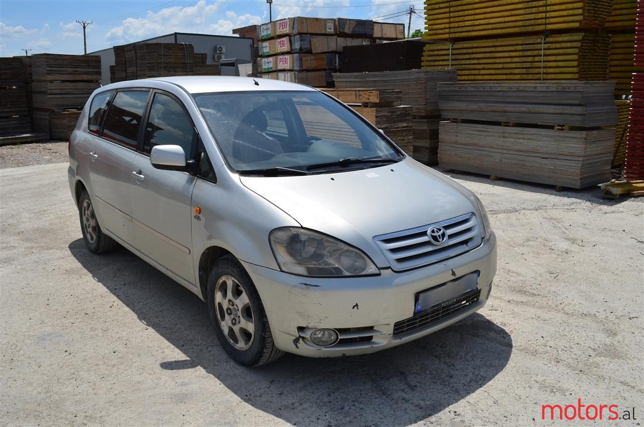 2003' Toyota Avensis Verso photo #1