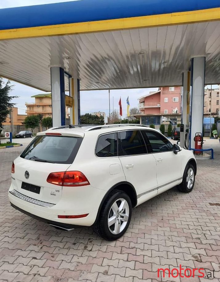 2010' Volkswagen Touareg photo #1