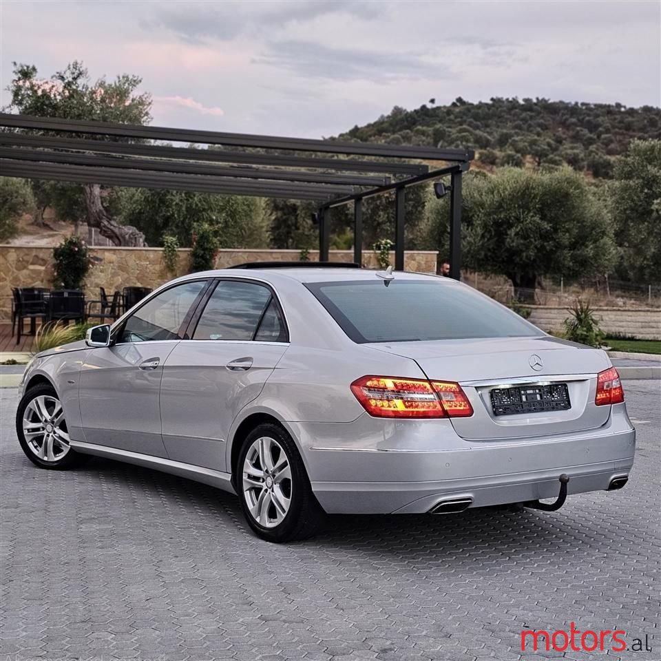 2011' Mercedes-Benz E 220 photo #5