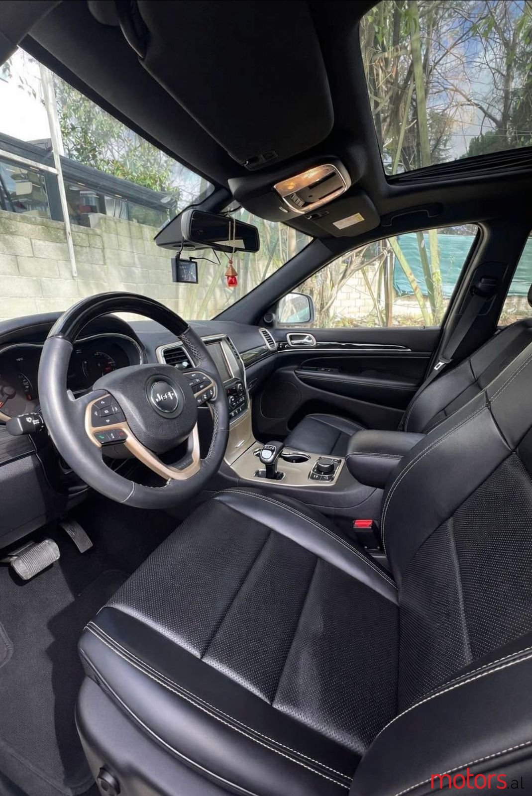 2016' Jeep Grand Cherokee photo #2