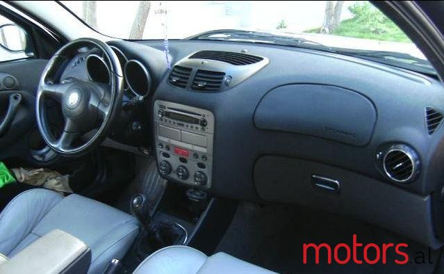 2001' Alfa Romeo Alfa 147 photo #2