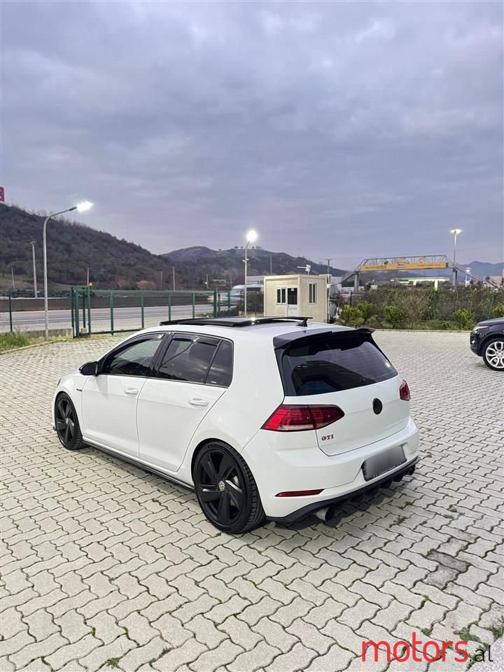 2019' Volkswagen Golf photo #3