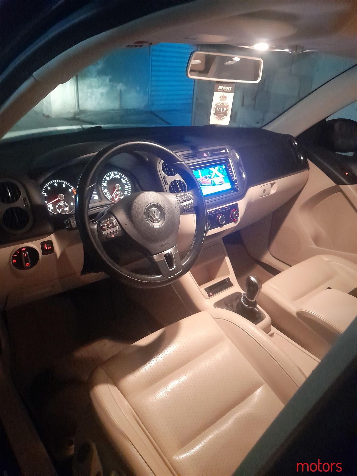 2012' Volkswagen Tiguan photo #2