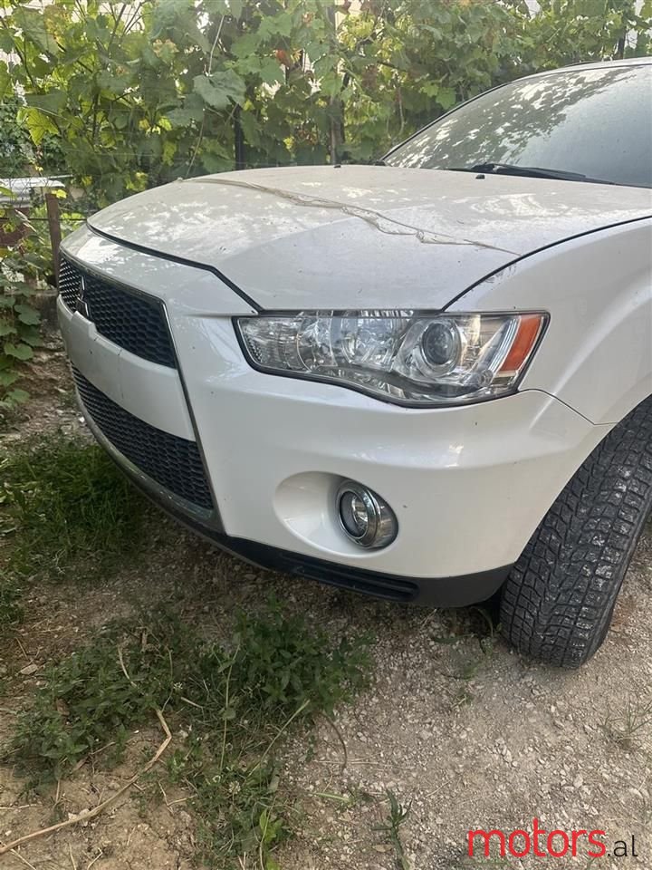 2010' Mitsubishi Outlander photo #2