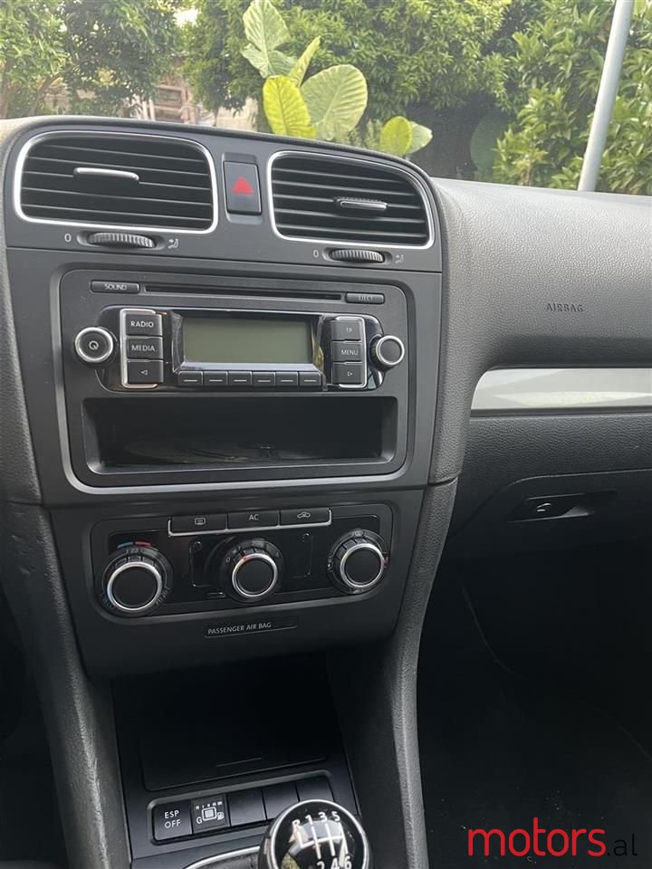 2010' Volkswagen Golf photo #5