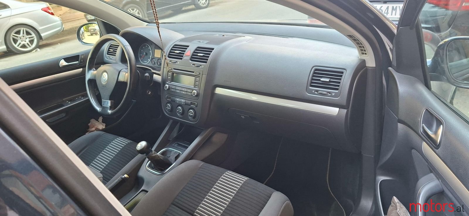 2009' Volkswagen Golf photo #3