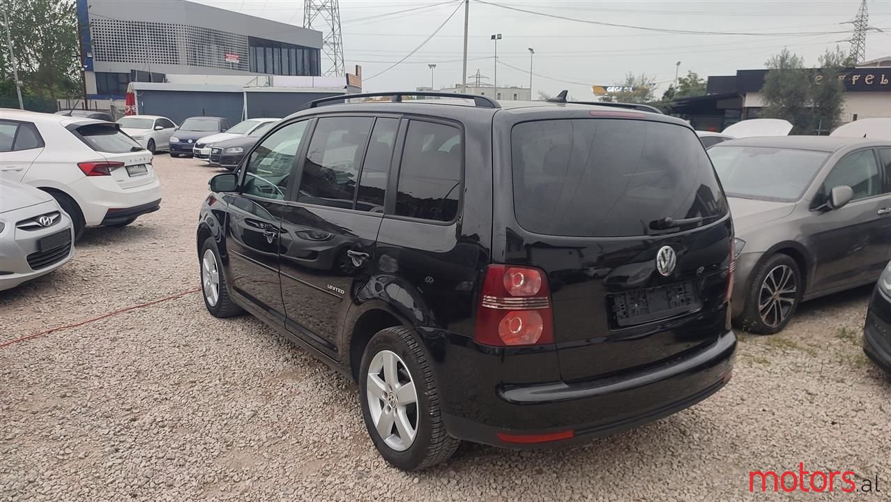 2008' Volkswagen Touran photo #6