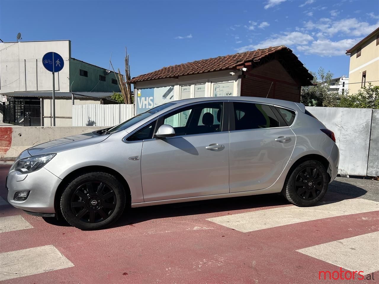 2012' Opel Astra photo #1