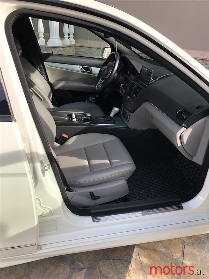 2009' Mercedes-Benz C 300 photo #5