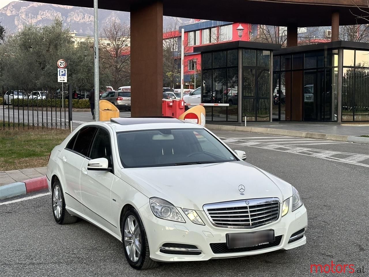 2012' Mercedes-Benz E 220 photo #6