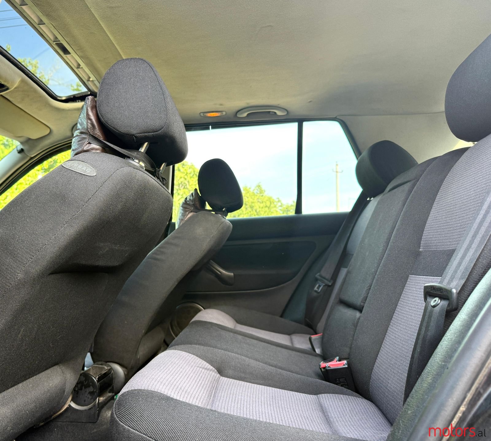 2001' Volkswagen Golf photo #3