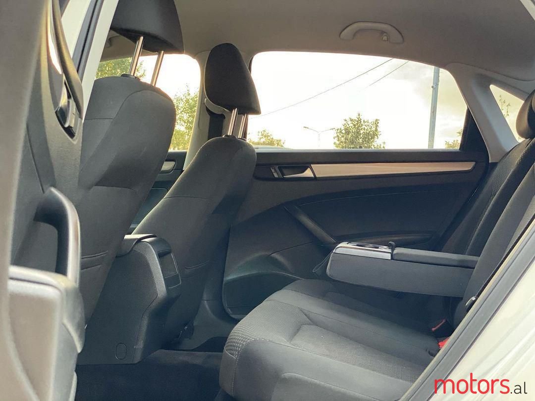 2013' Volkswagen Passat photo #6