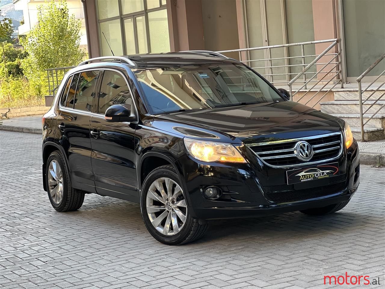 2011' Volkswagen Tiguan photo #6