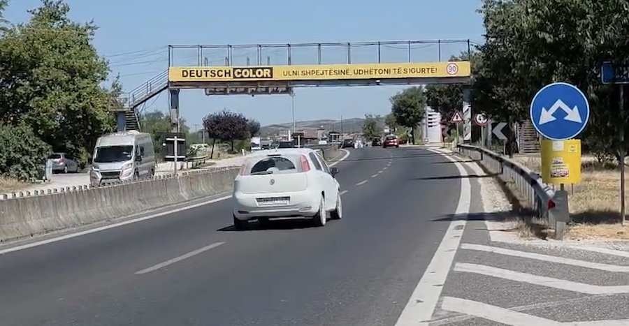 Rruga e shkurtër, që shkurton dhe jetën/ Të kapërcesh trafikndarëse në autostradë, shumë pranë mbikalimit