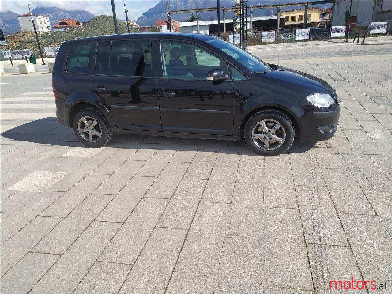 2008' Volkswagen Touran photo #2