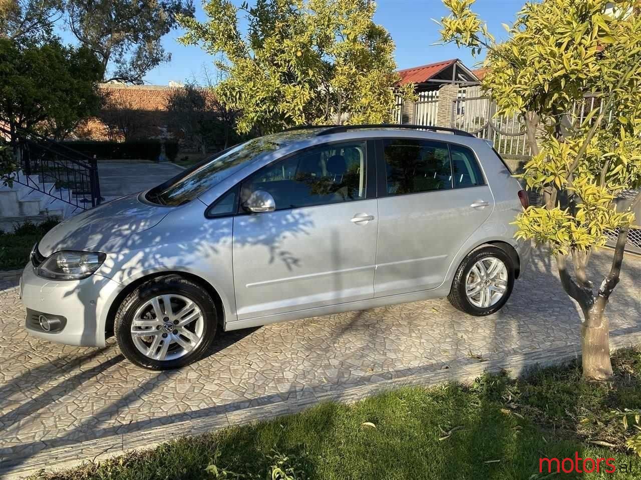 2011' Volkswagen Golf Plus photo #3