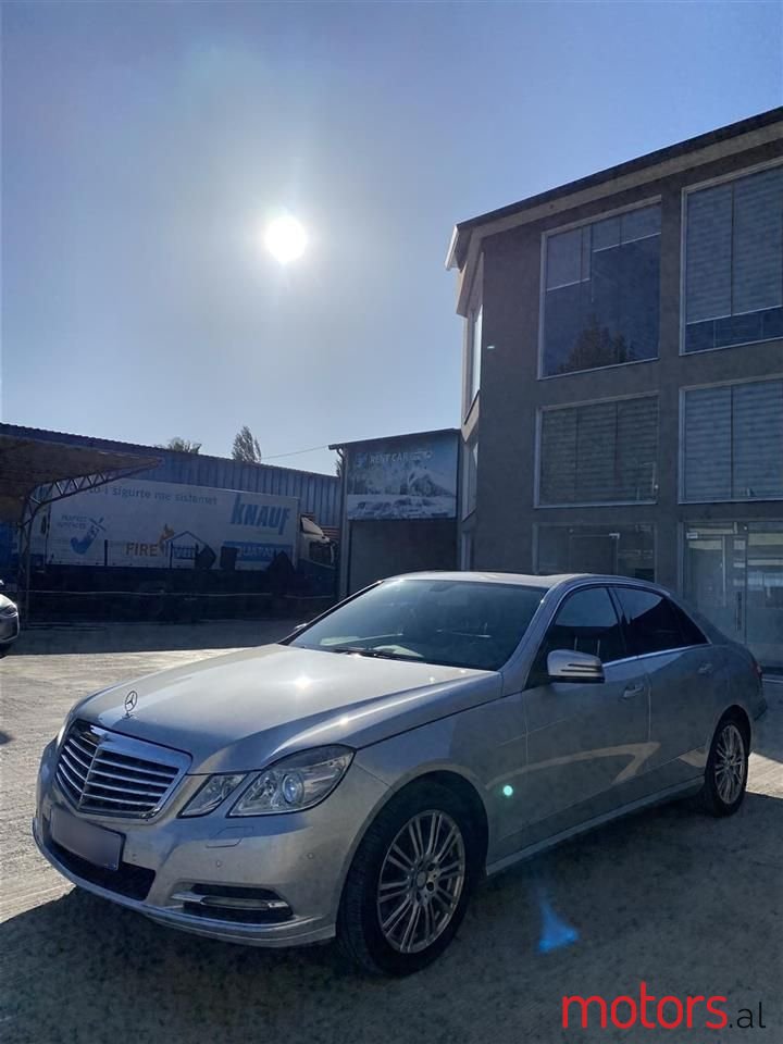 2011' Mercedes-Benz E 300 photo #2