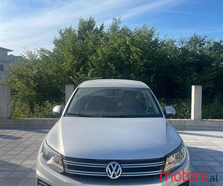 2014' Volkswagen Touareg photo #5