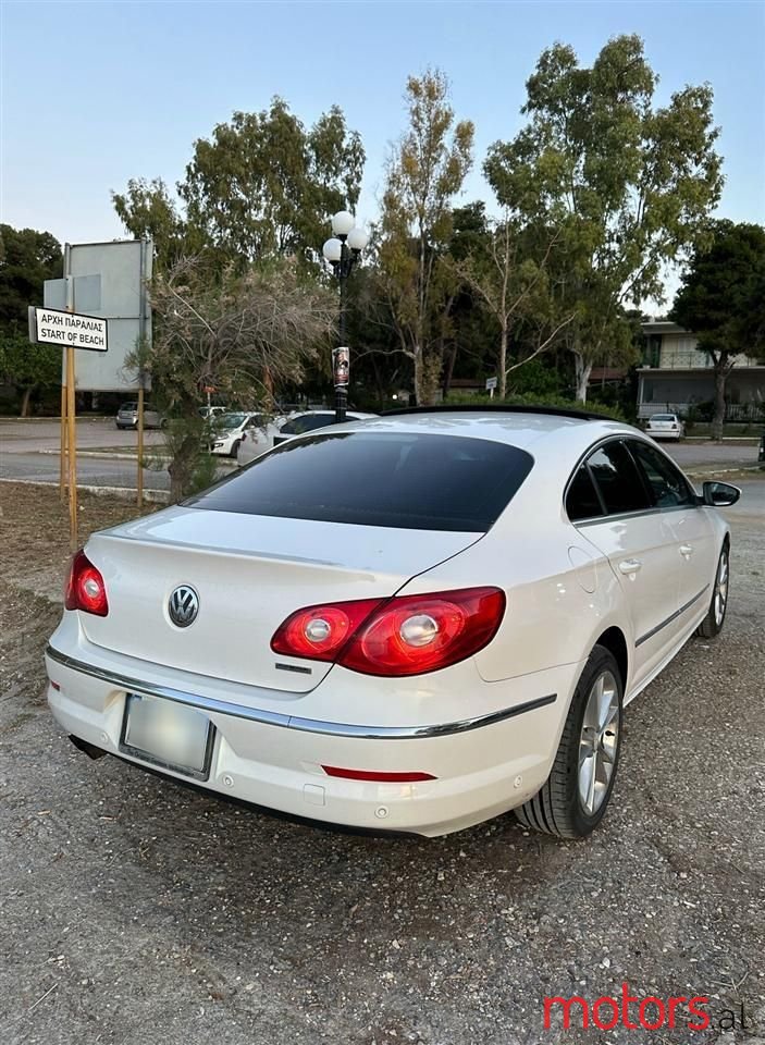 2011' Volkswagen Passat photo #2