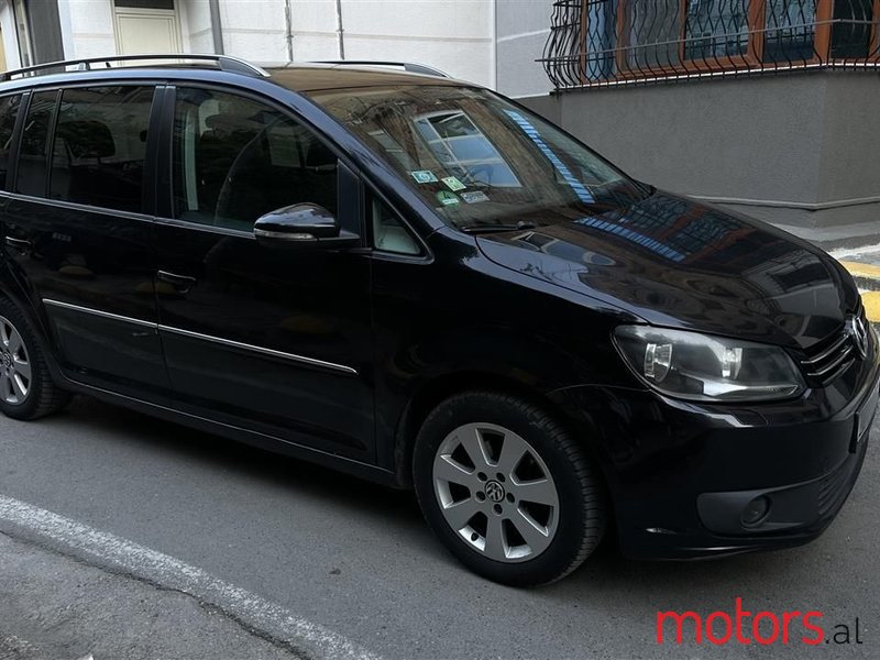 2011' Volkswagen Touran photo #3