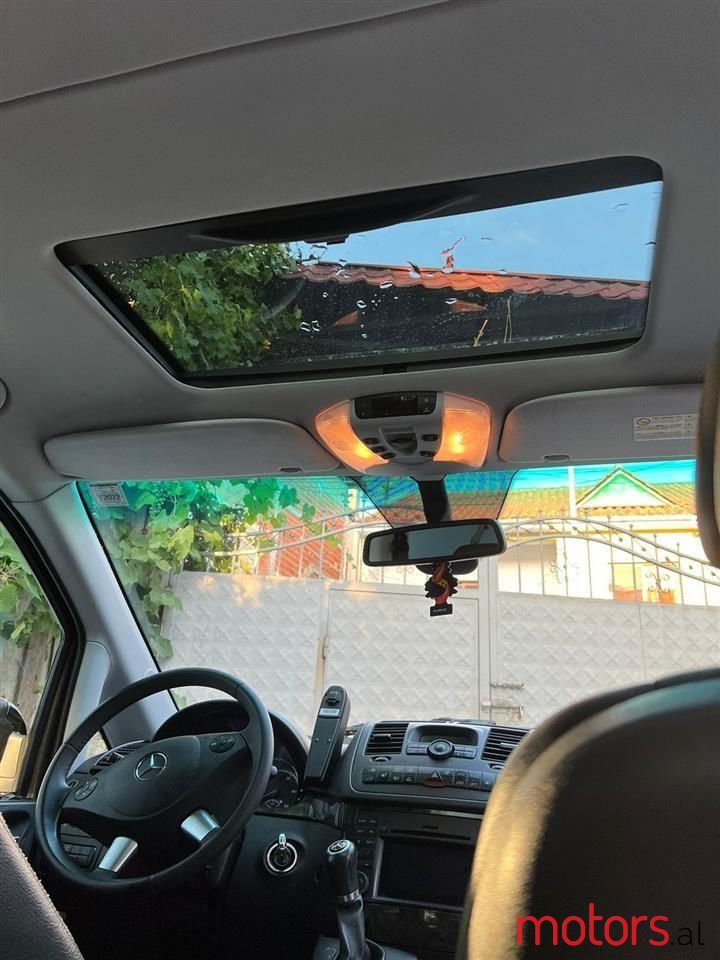 2011' Mercedes-Benz 300 photo #3