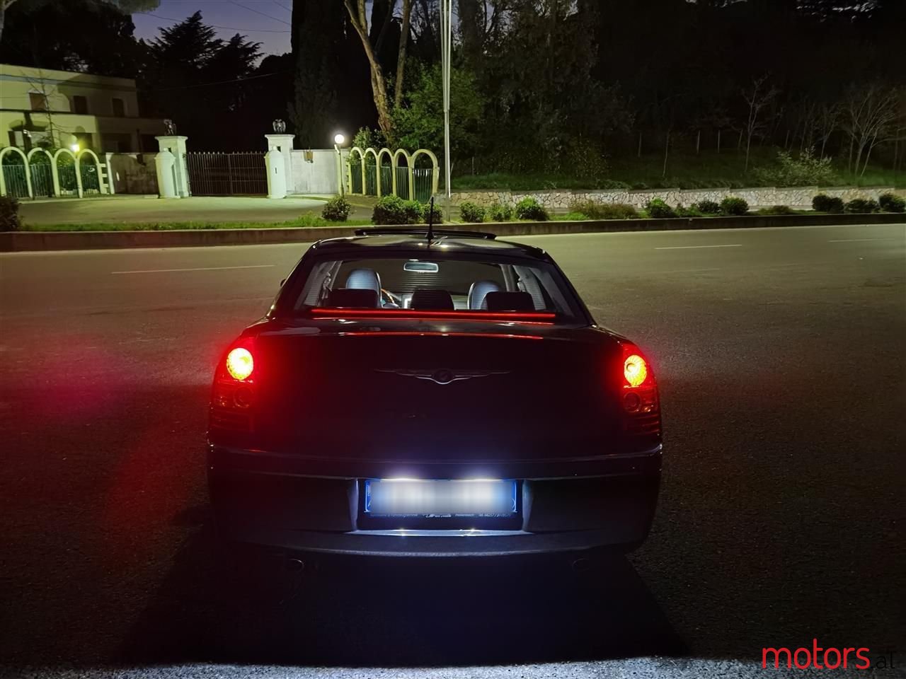 2009' Chrysler 300C photo #2