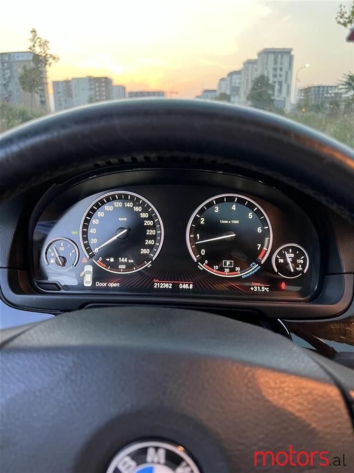 2011' BMW 528 photo #4