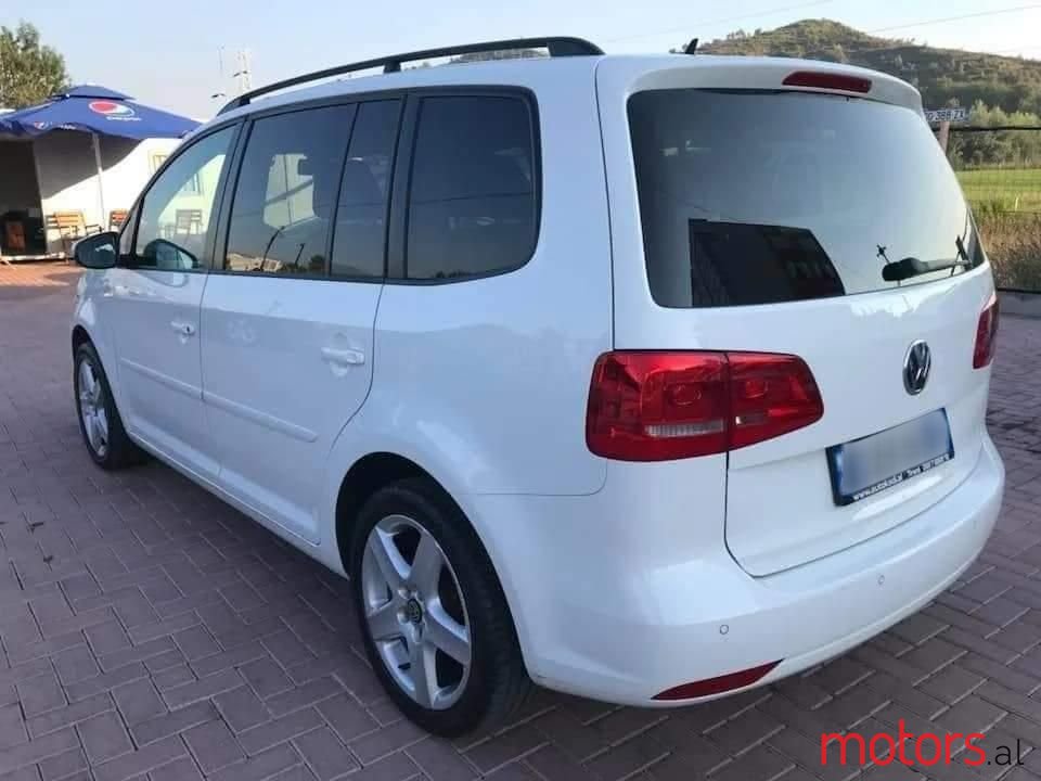 2011' Volkswagen Touran photo #4