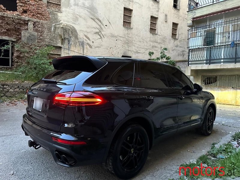 2016' Porsche Cayenne photo #2