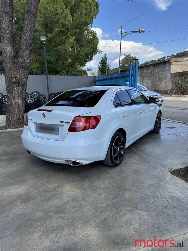 2010' Suzuki Kizashi photo #2