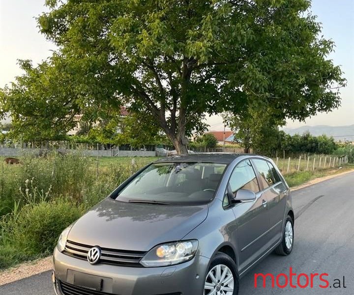 2010' Volkswagen Golf Plus photo #1