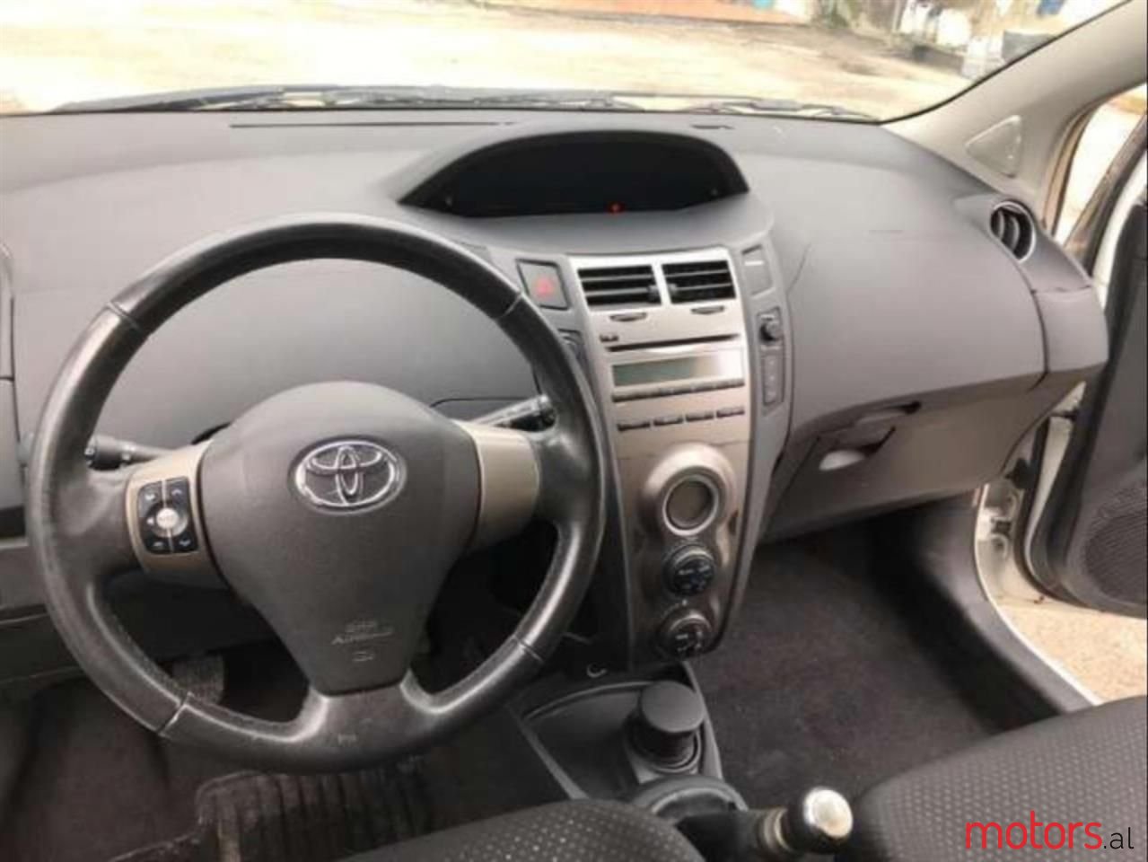 2011' Toyota Yaris photo #4