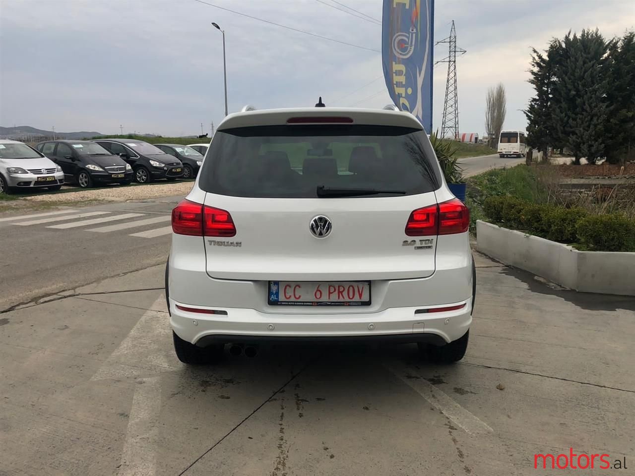 2015' Volkswagen Tiguan photo #4