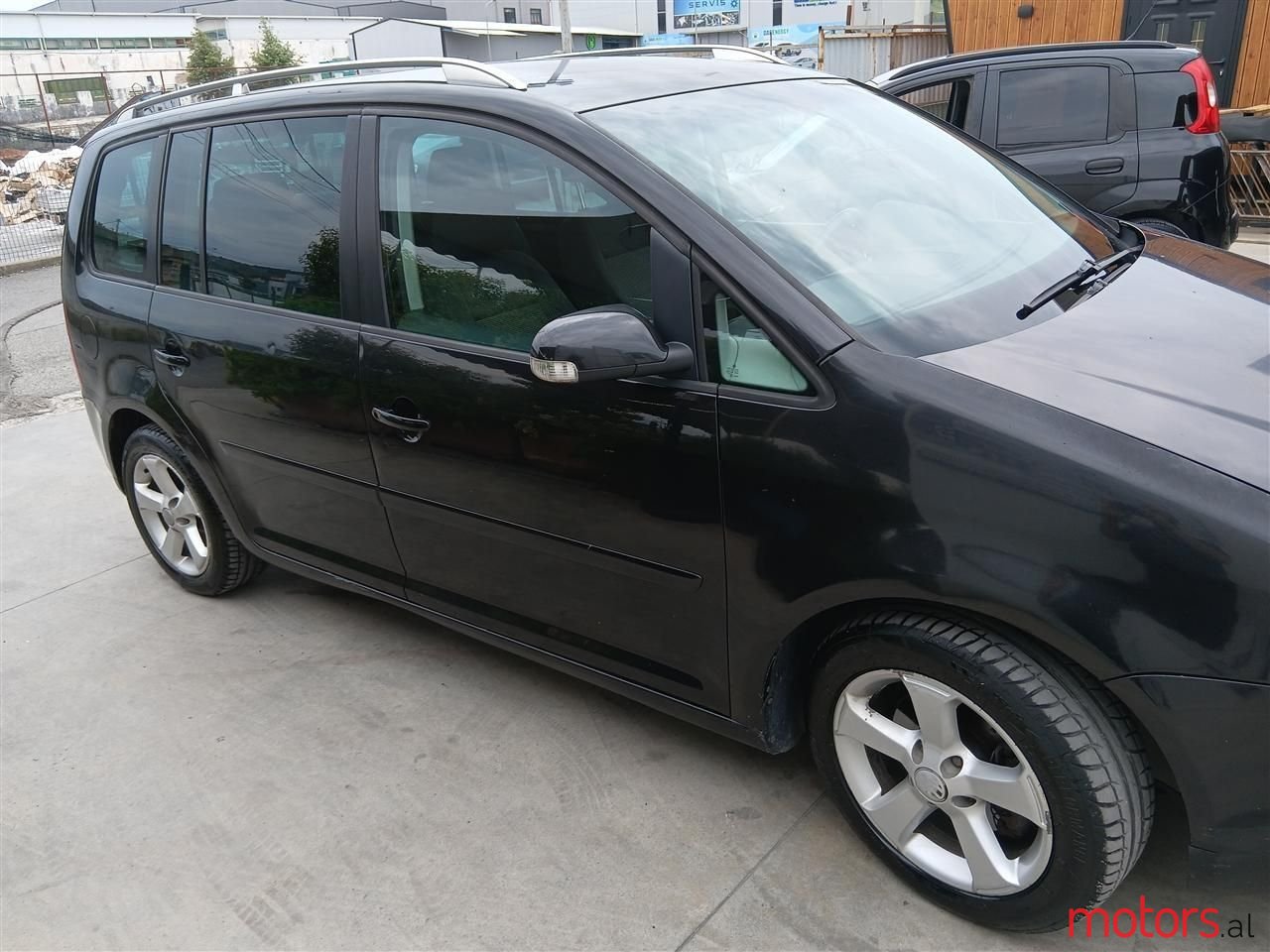 2005' Volkswagen Touran photo #3
