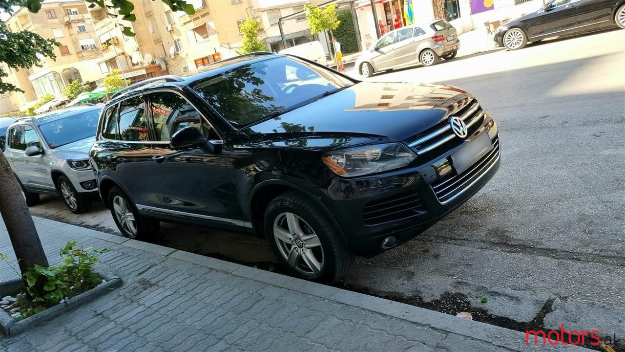 2012' Volkswagen Touareg photo #1