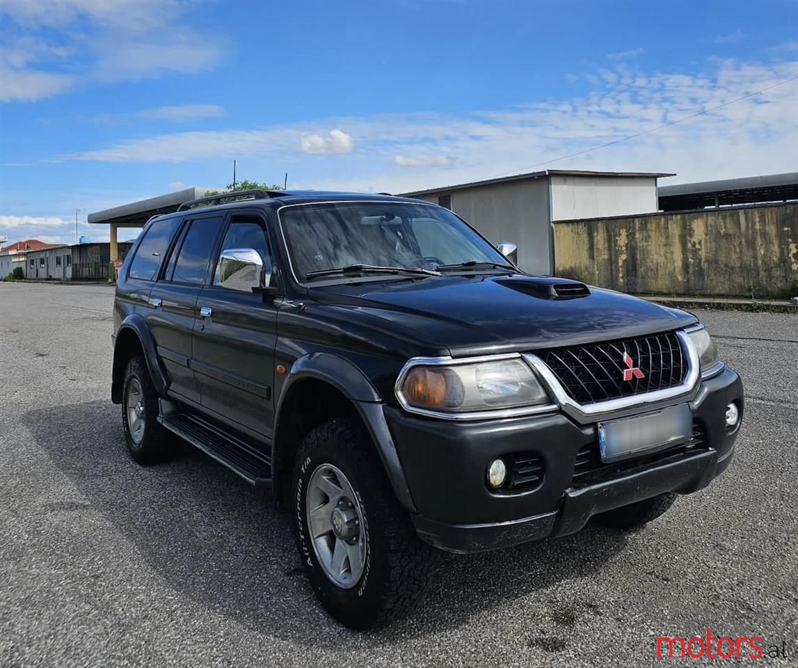 2004' Mitsubishi Pajero photo #5