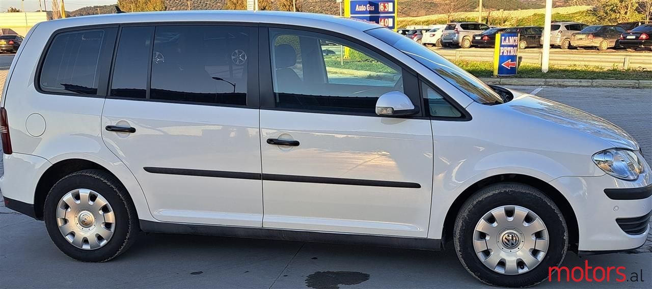 2009' Volkswagen Touran photo #4