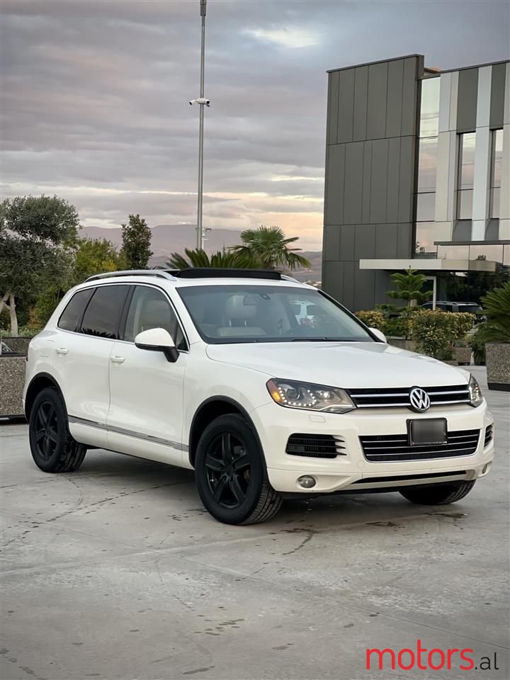 2012' Volkswagen Touareg photo #2