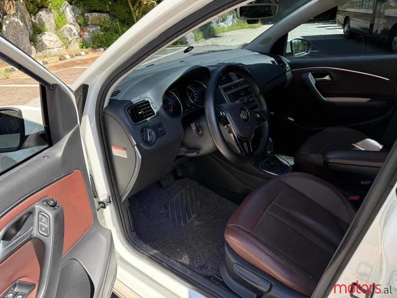 2015' Volkswagen Polo photo #6