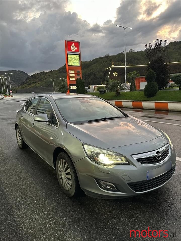 2012' Opel Astra photo #1