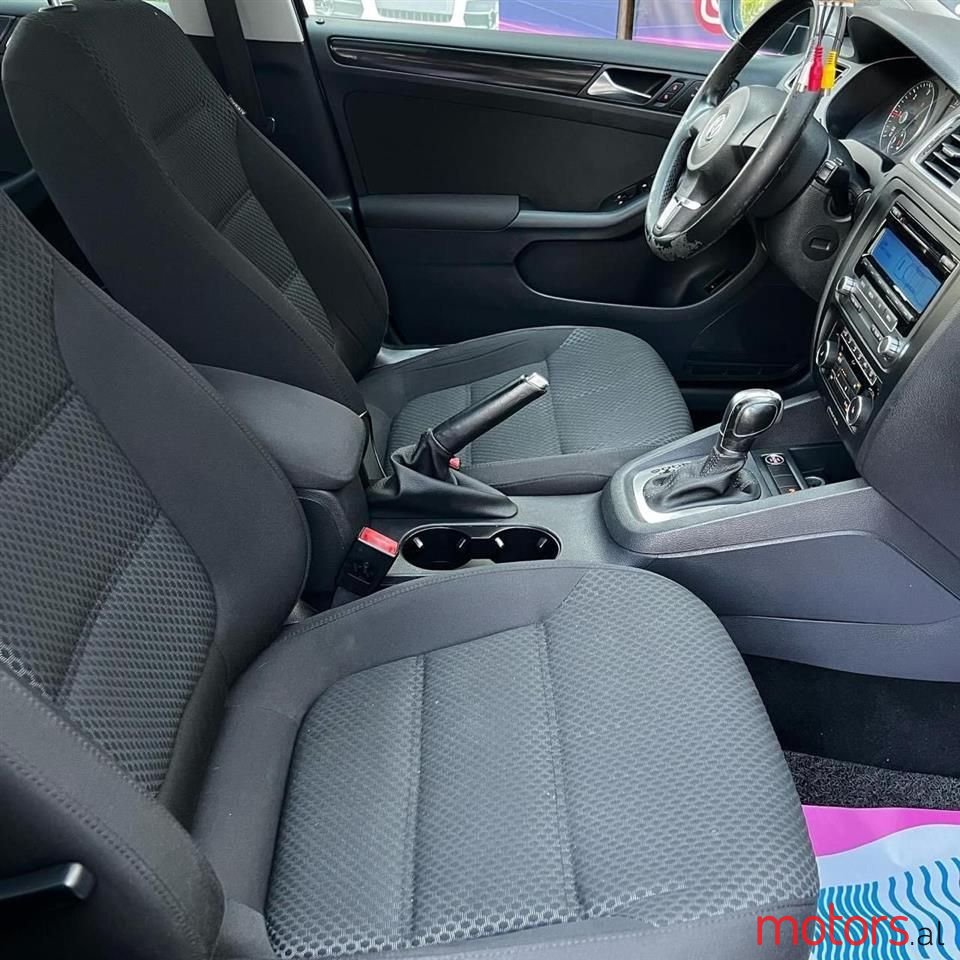 2013' Volkswagen Jetta photo #2