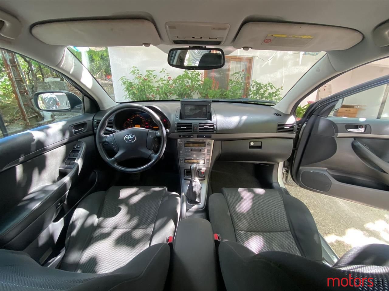 2004' Toyota Avensis photo #1