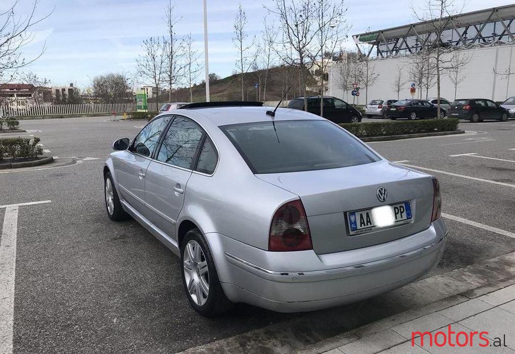 2004' Volkswagen Passat photo #1