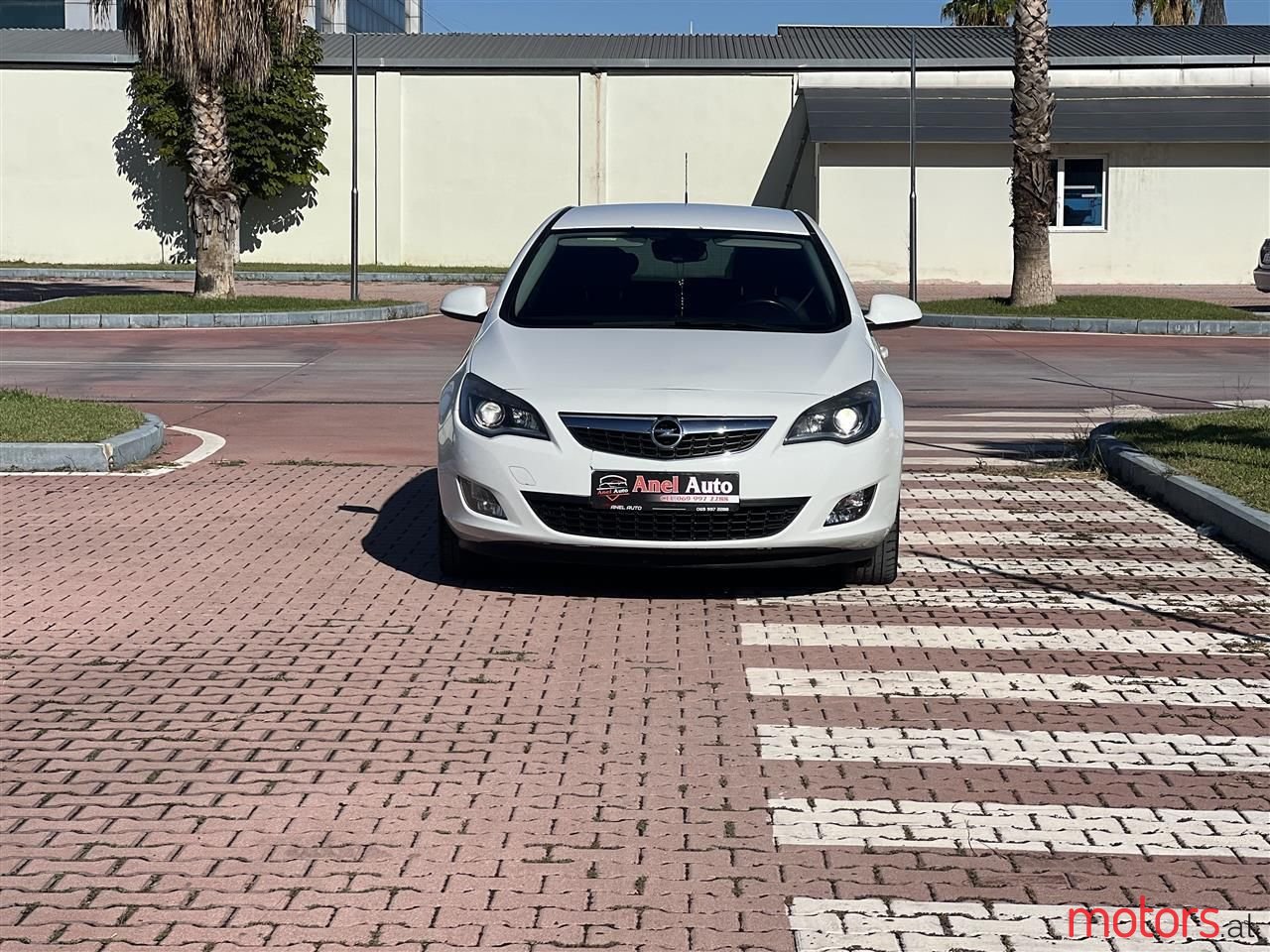 2012' Opel Astra photo #1