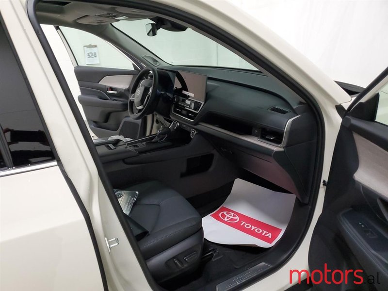 2024' Toyota Highlander photo #1