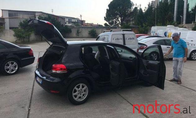 2009' Volkswagen Golf photo #1